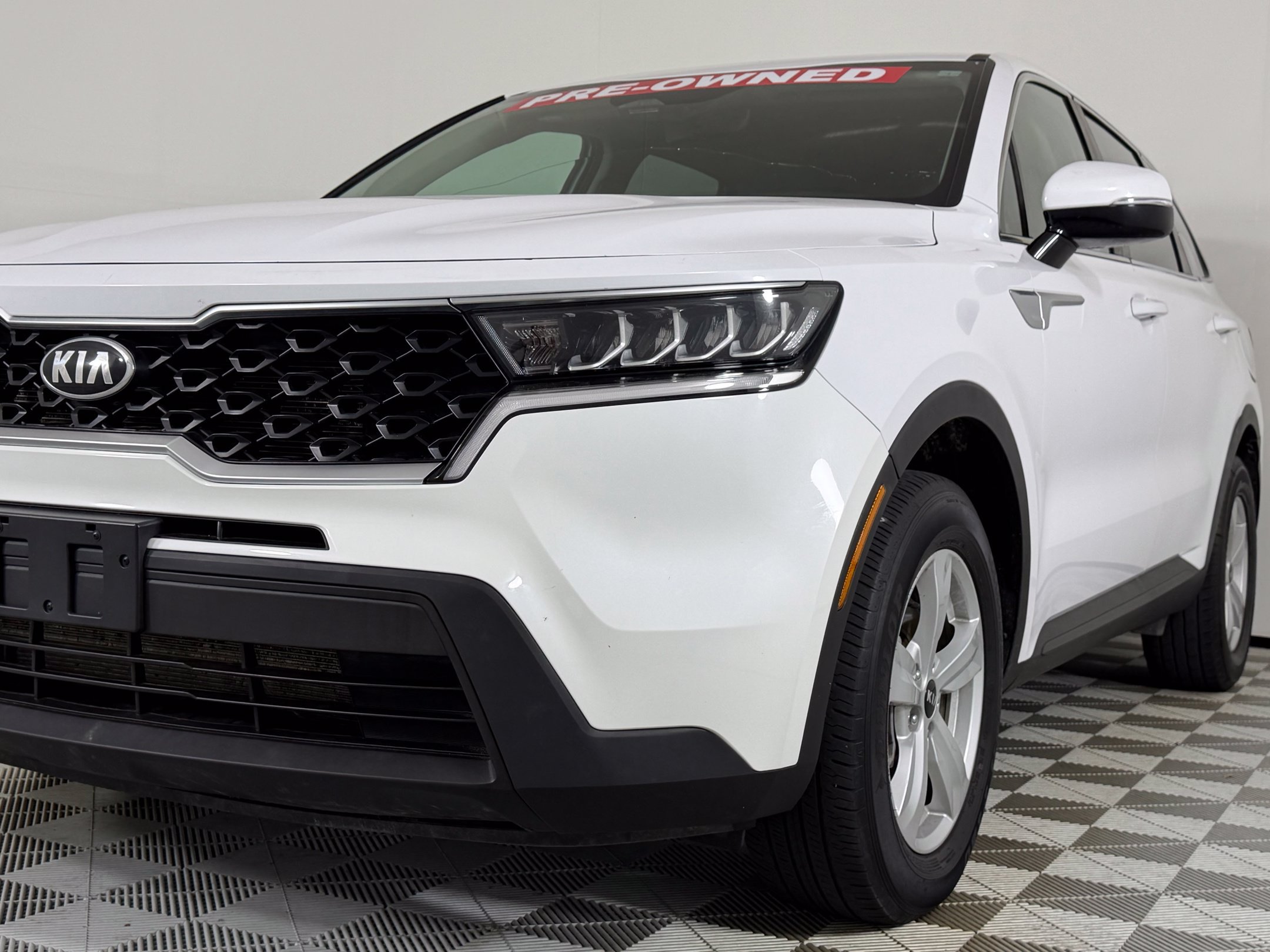 Used 2021 Glacial White Pearl Kia LX image 5