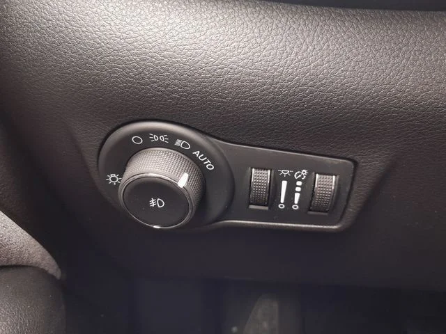 Used 2024 White Jeep Latitude image 18