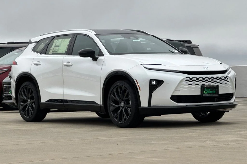 New 2026 Oxygen White <sup>1</sup> Toyota  Limited image 2