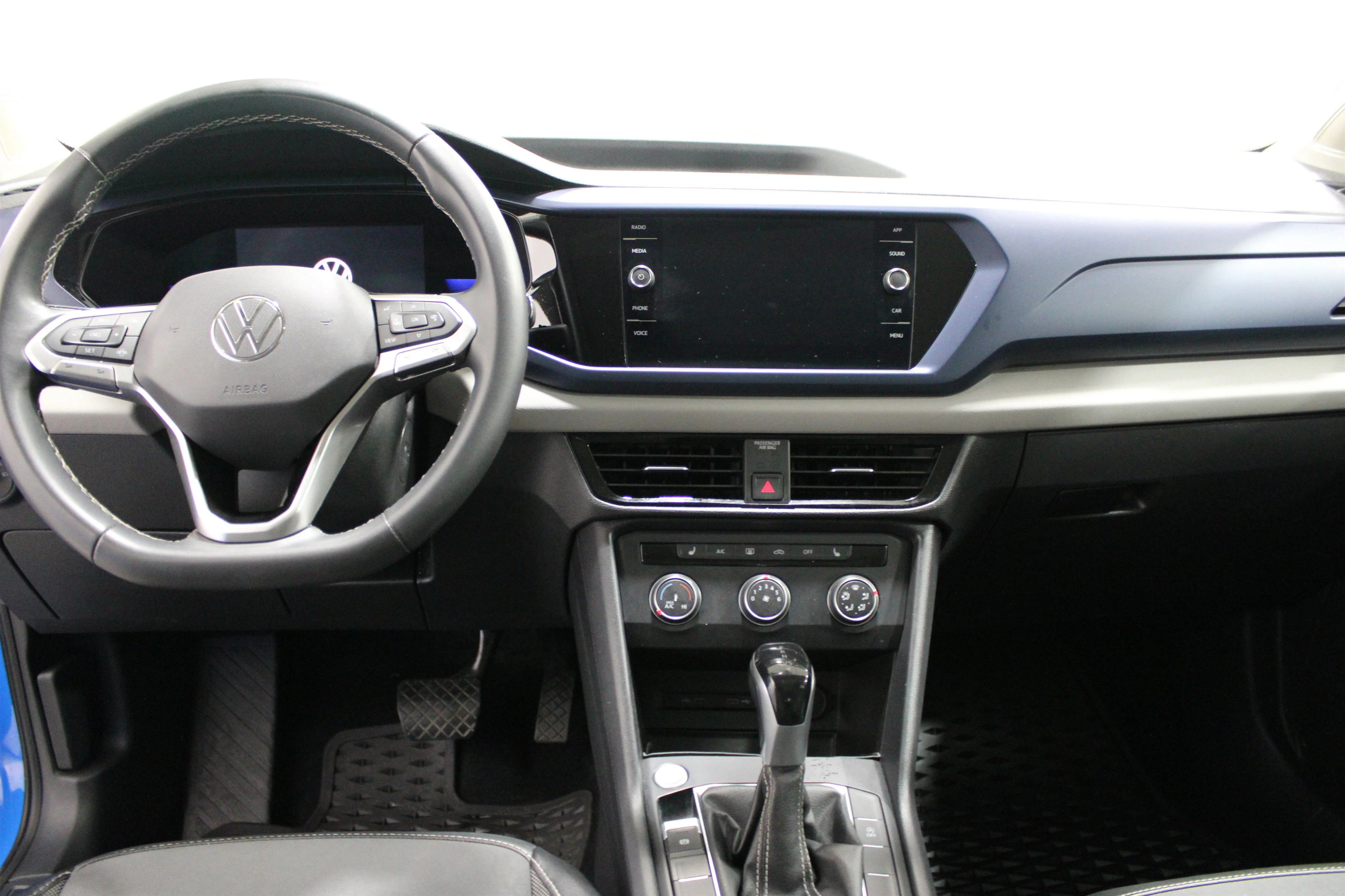 2022 Volkswagen Taos SE - Photo 2