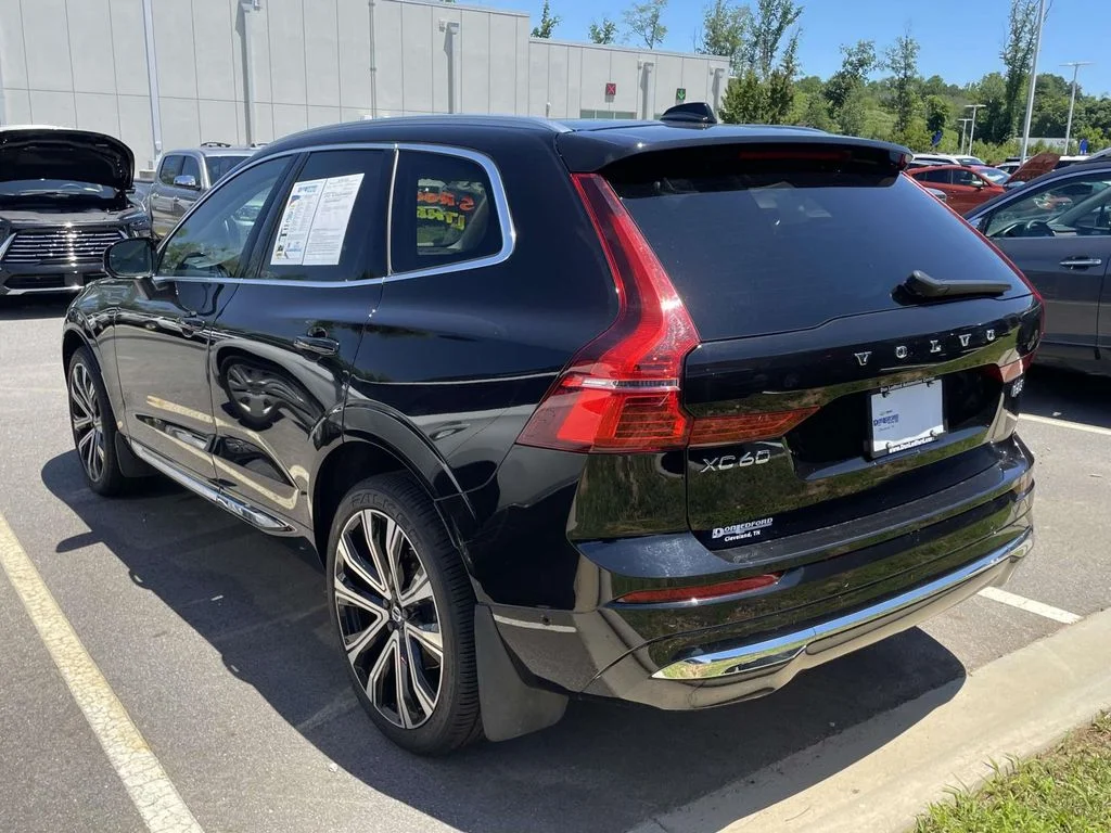 Used 2023 Onyx Black Metallic Volvo Ultimate Bright Theme image 3