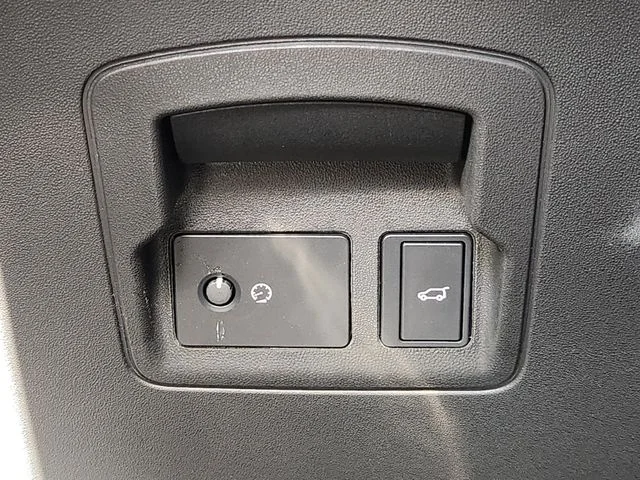 Certified Used 2025 Gray Land Rover Dynamic SE image 21