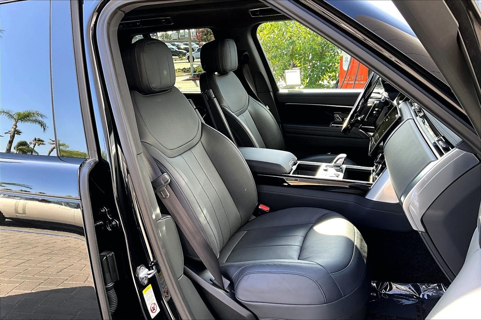 Used 2023 Black Land Rover SE image 7