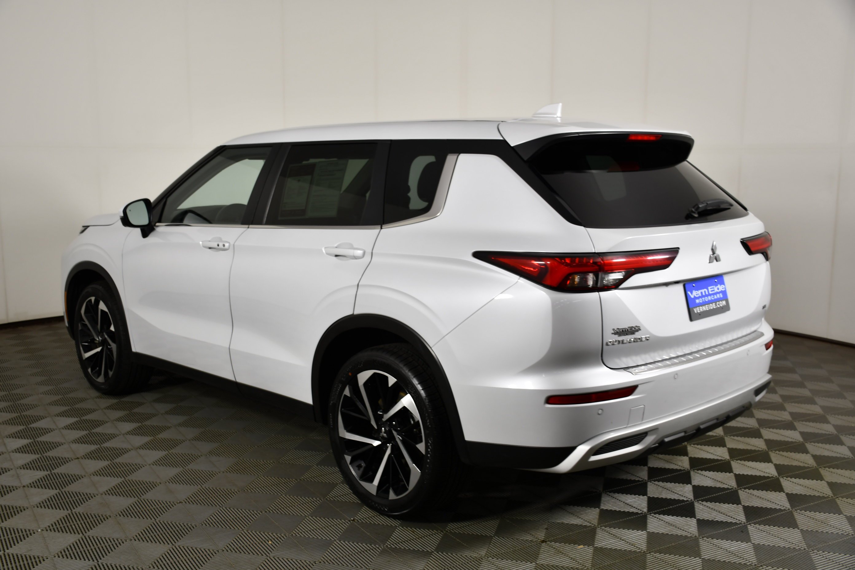 Certified Used 2024 White Diamond Mitsubishi SE image 8