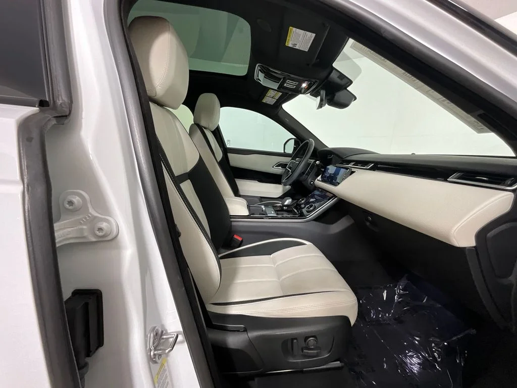 Used 2023 White Land Rover R-Dynamic S MHEV image 21