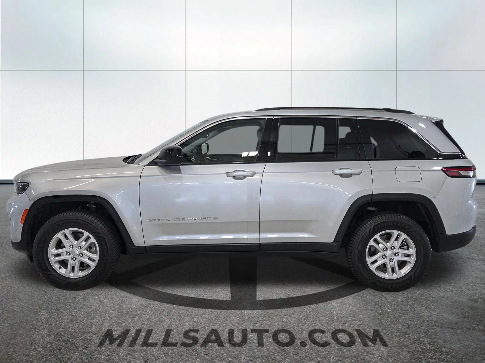Used 2023 Silver Jeep Laredo image 3