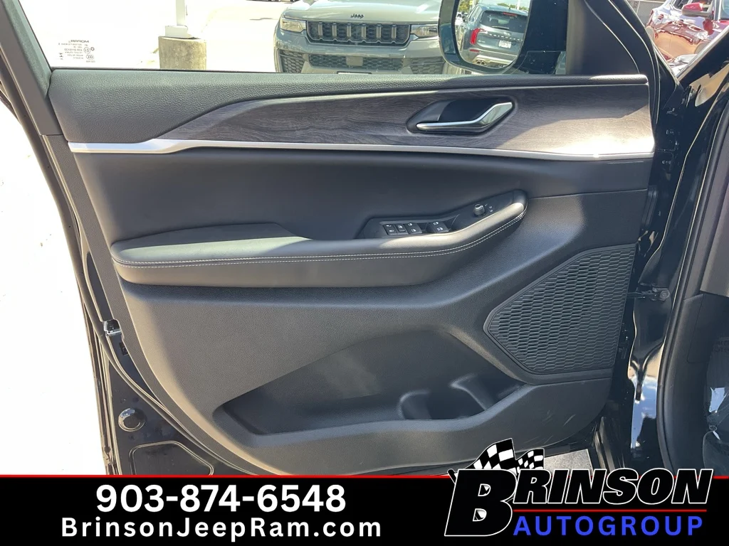 New 2027 High-Gloss Black Paint Jeep Laredo Altitude image 10