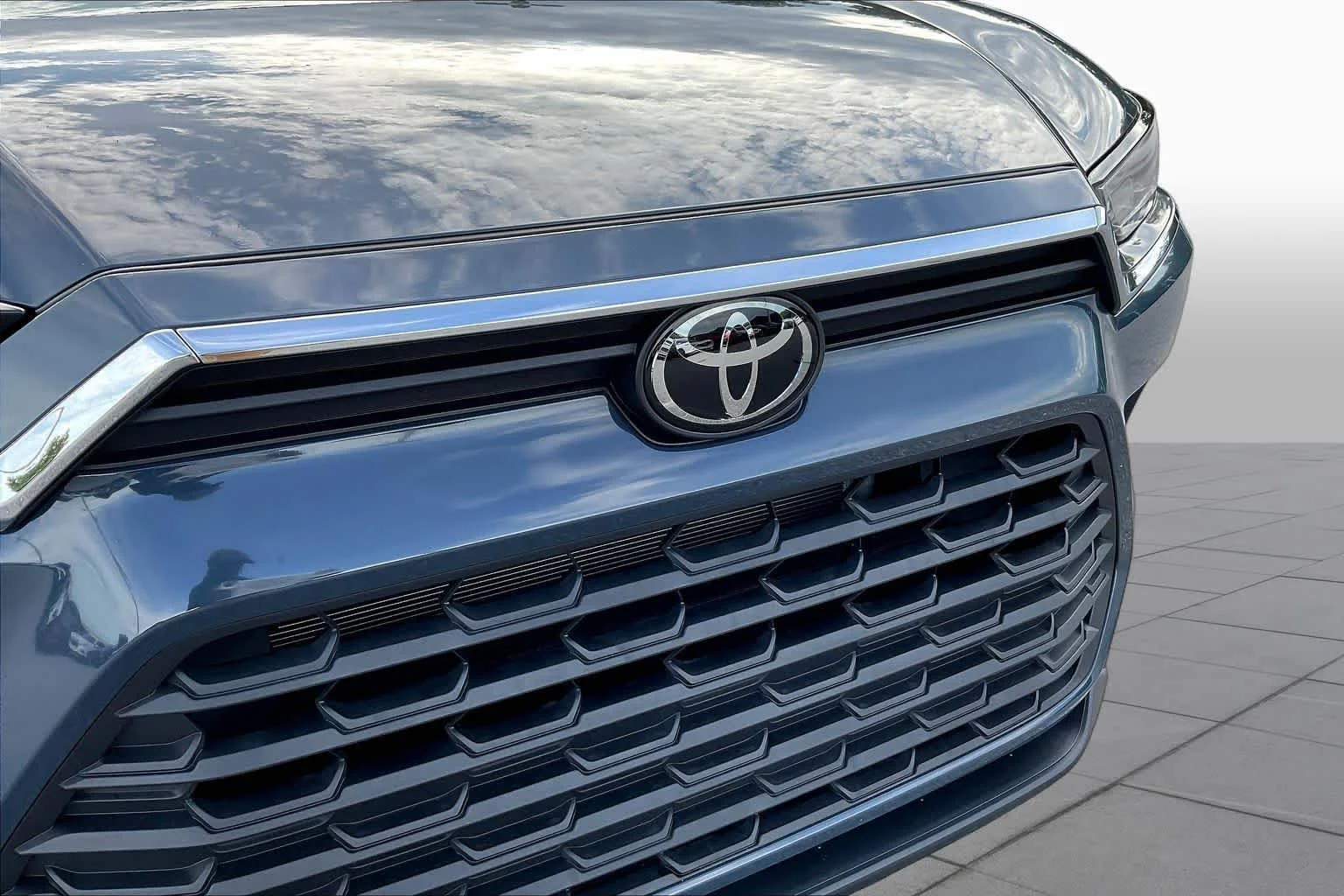 Used 2025 Storm Cloud Toyota Hybrid LE image 29