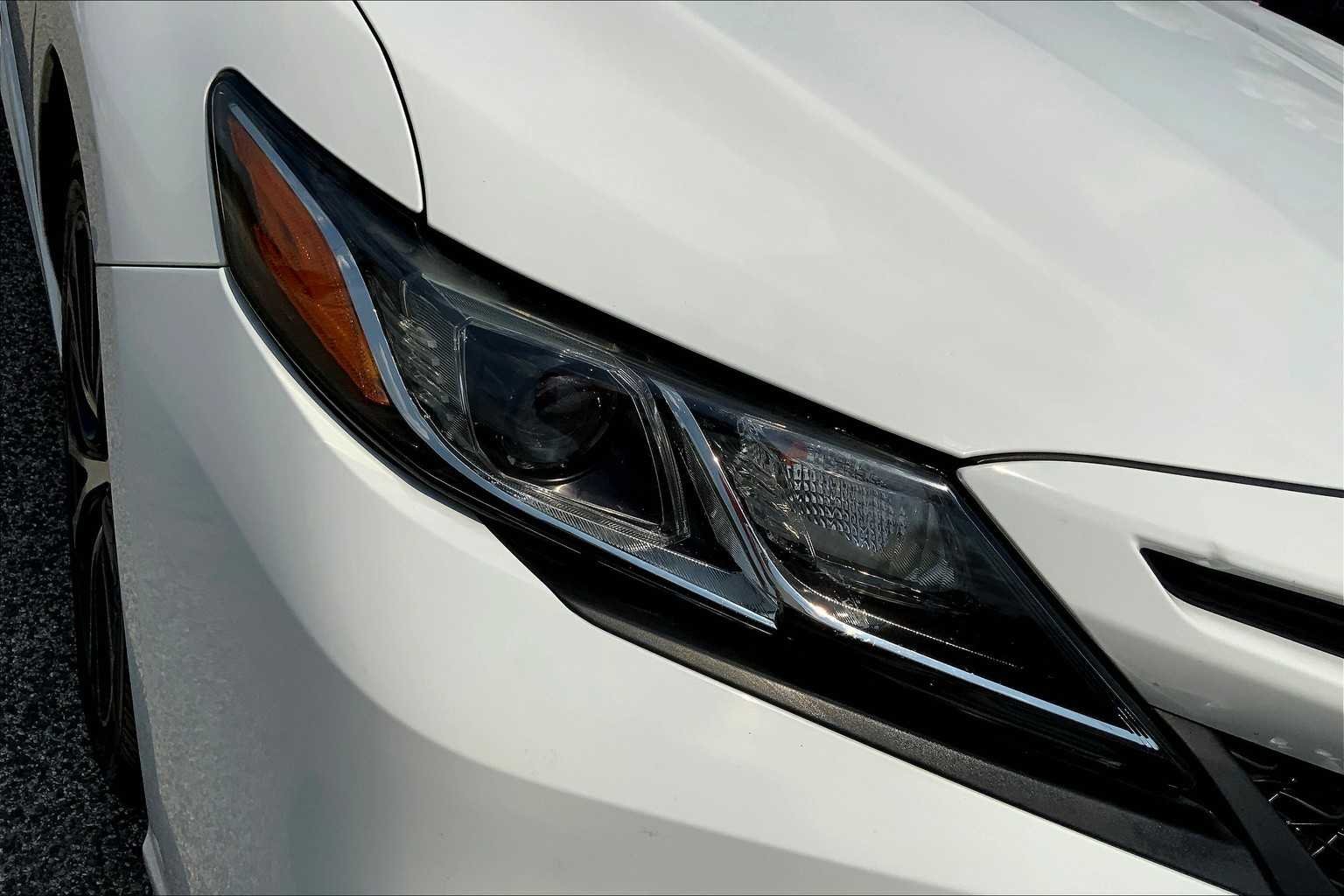 Used 2018 Super White Toyota SE image 26