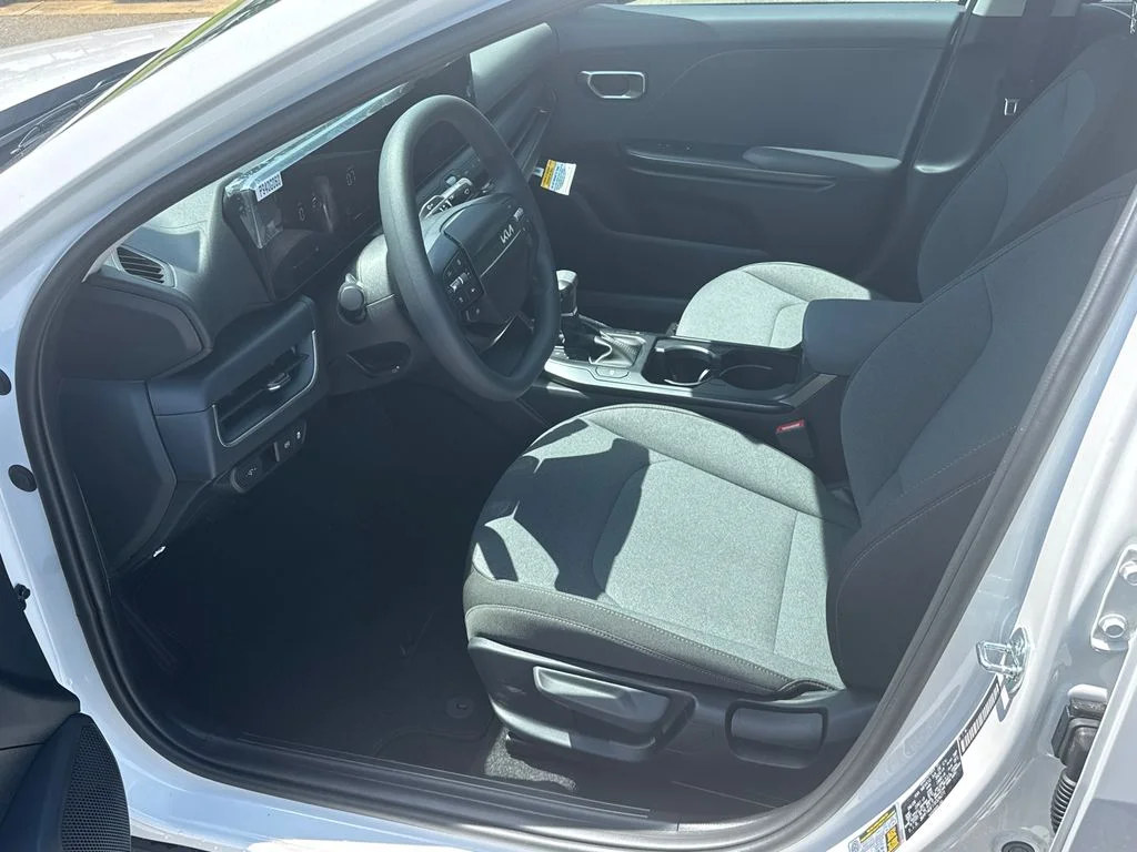 New 2026 Snow White Pearl Kia LXS image 9