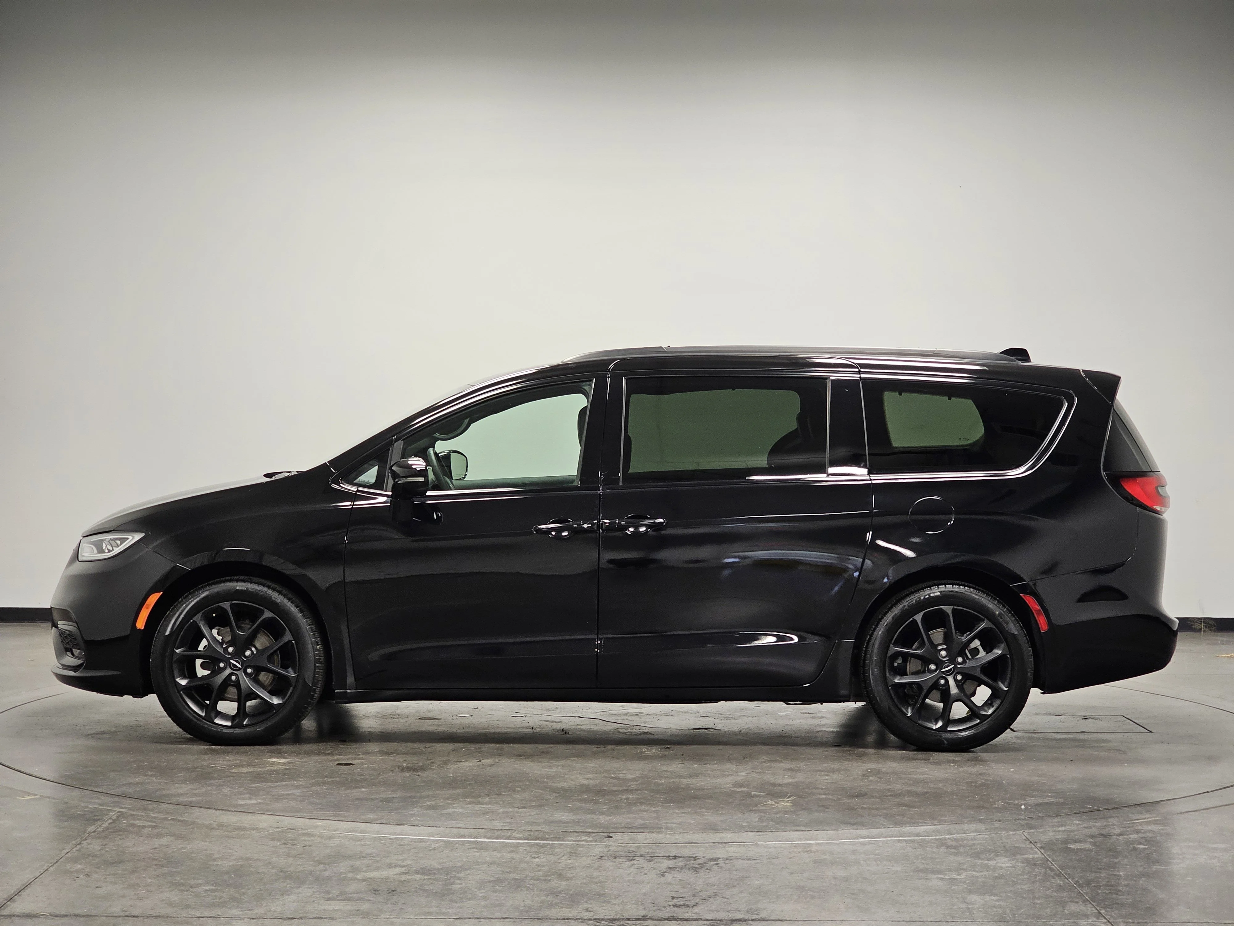 Used 2025 Diamond Black Crystal Pearlcoat Chrysler Limited image 5