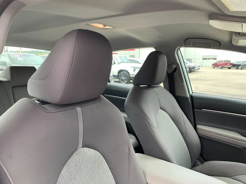 Used 2022 White Toyota LE image 18