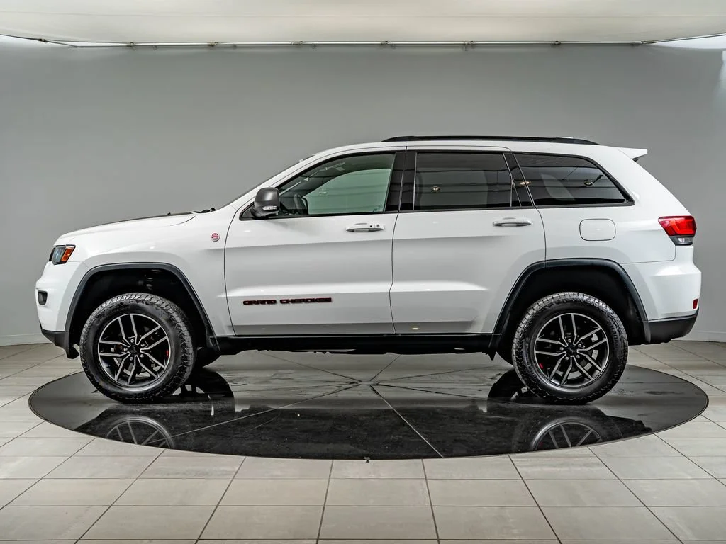 Used 2019 Bright White Clearcoat Jeep Trailhawk image 8