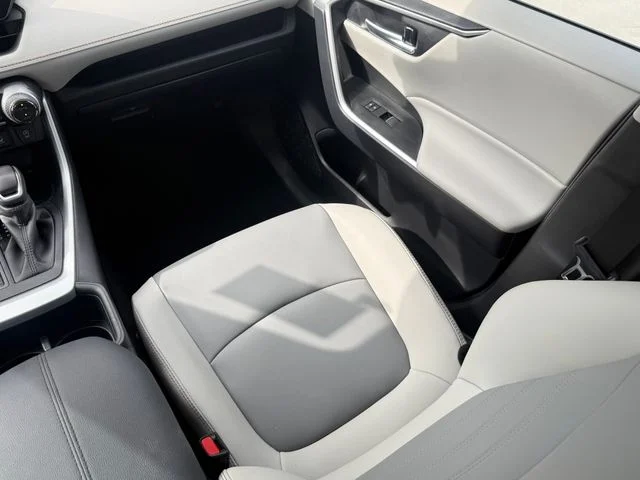 Certified Used 2025 Silver Toyota XLE Premium image 27