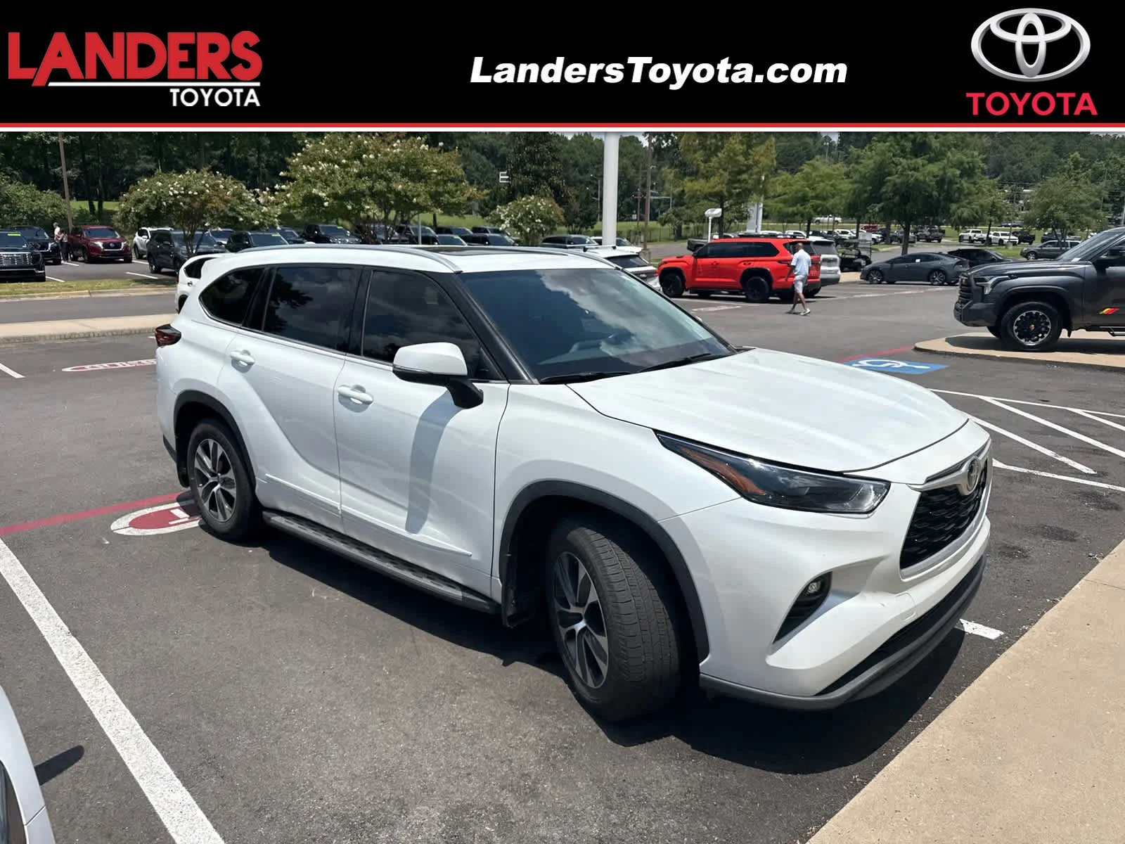 Used 2022 Wind Chill Pearl Toyota XLE image 1