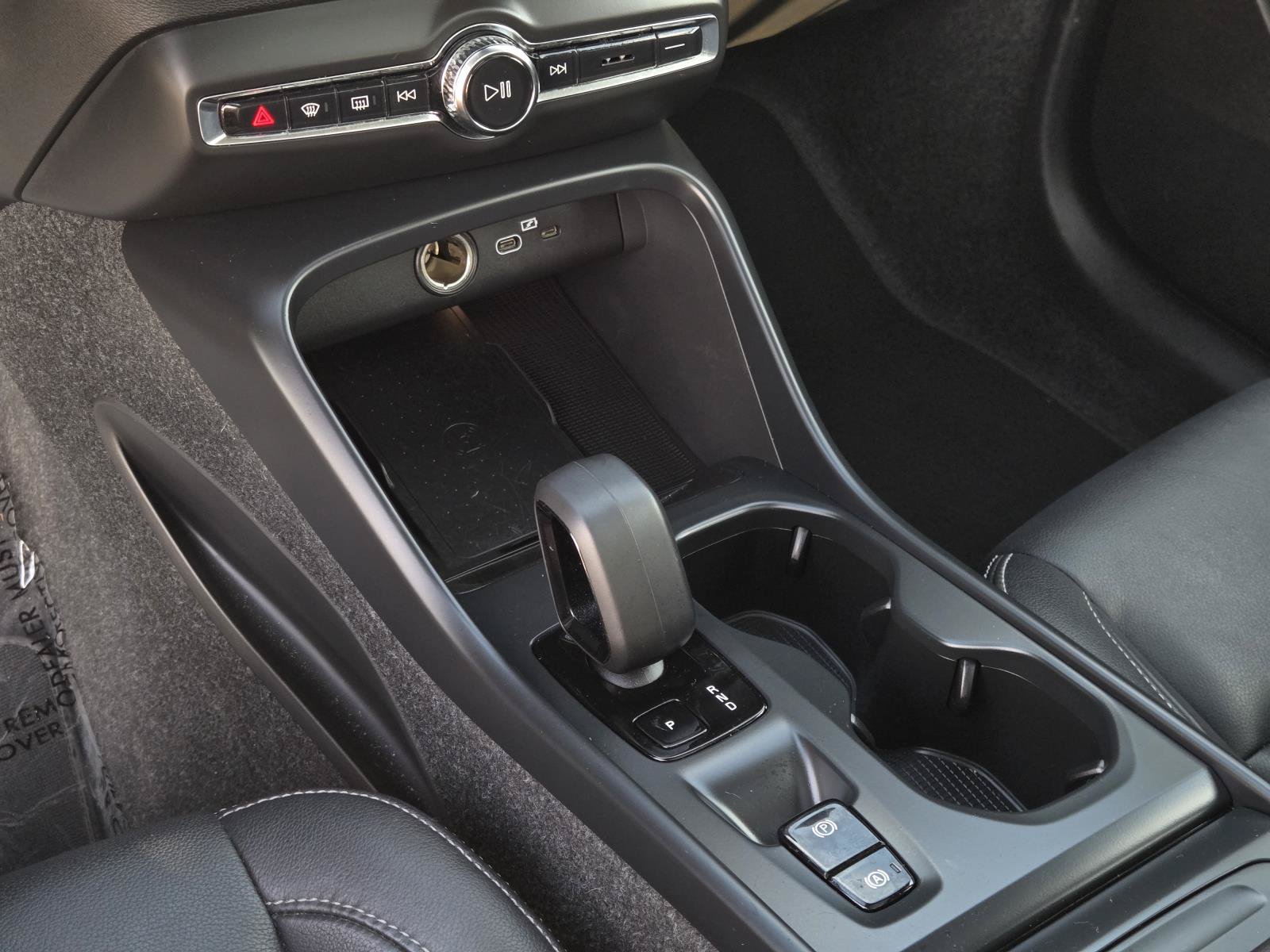 2025 Volvo XC40 Core - Photo 32