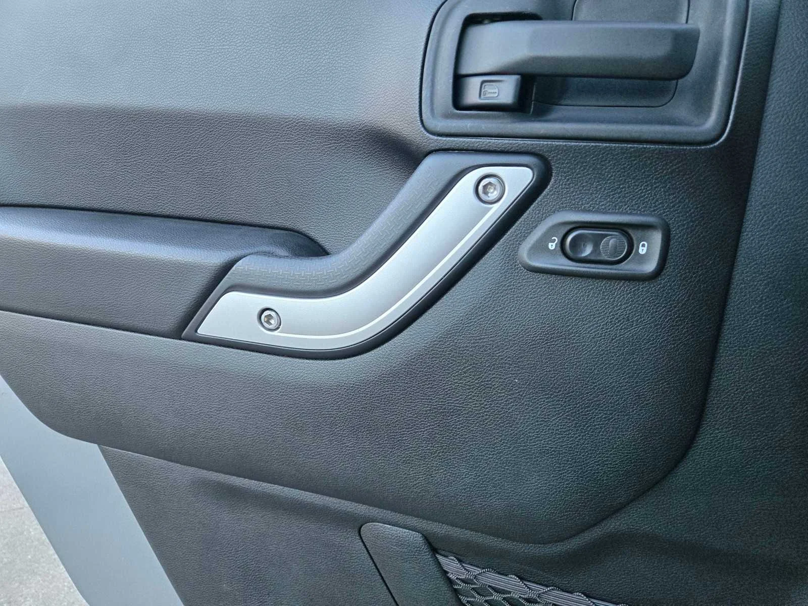 Used 2014  Jeep Rubicon image 23