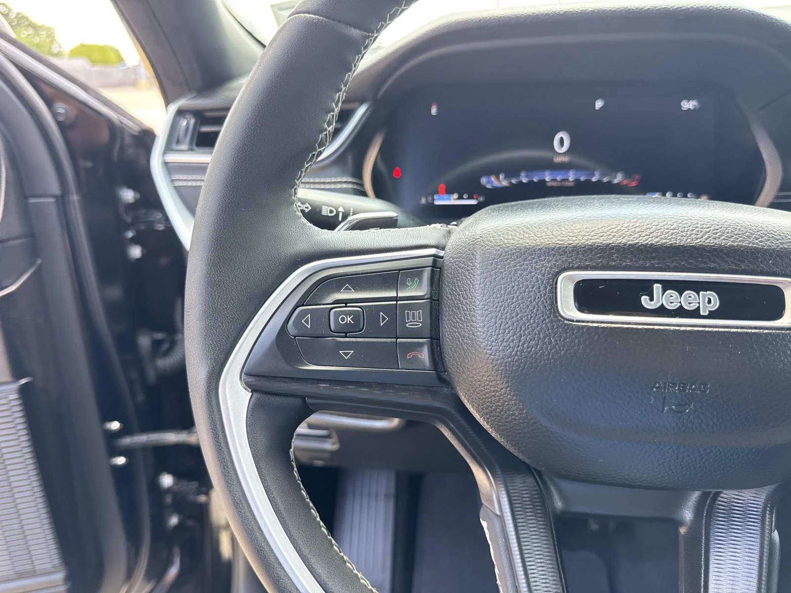 Used 2023 Diamond Black Crystal Pearlcoat Jeep Altitude image 22