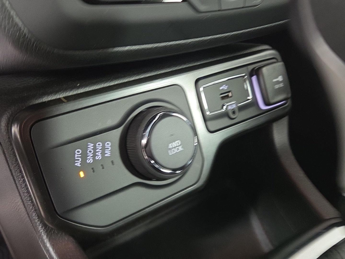 Used 2023 Graphite Gray Jeep Latitude image 12