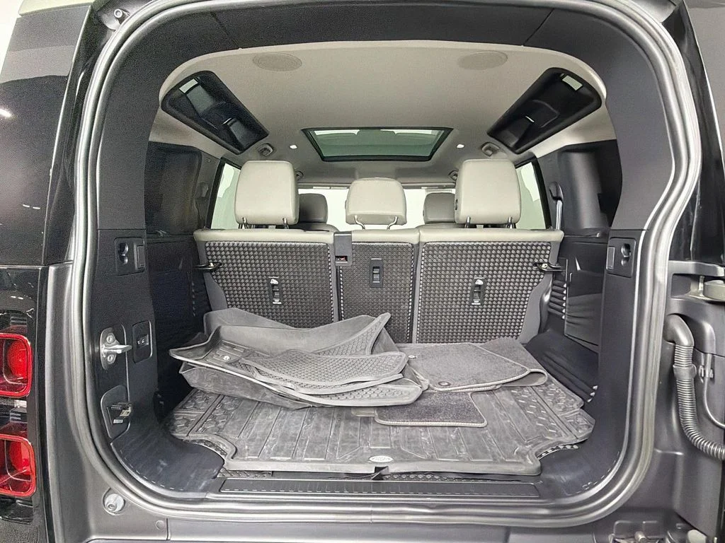Used 2023 Green Land Rover SE image 28
