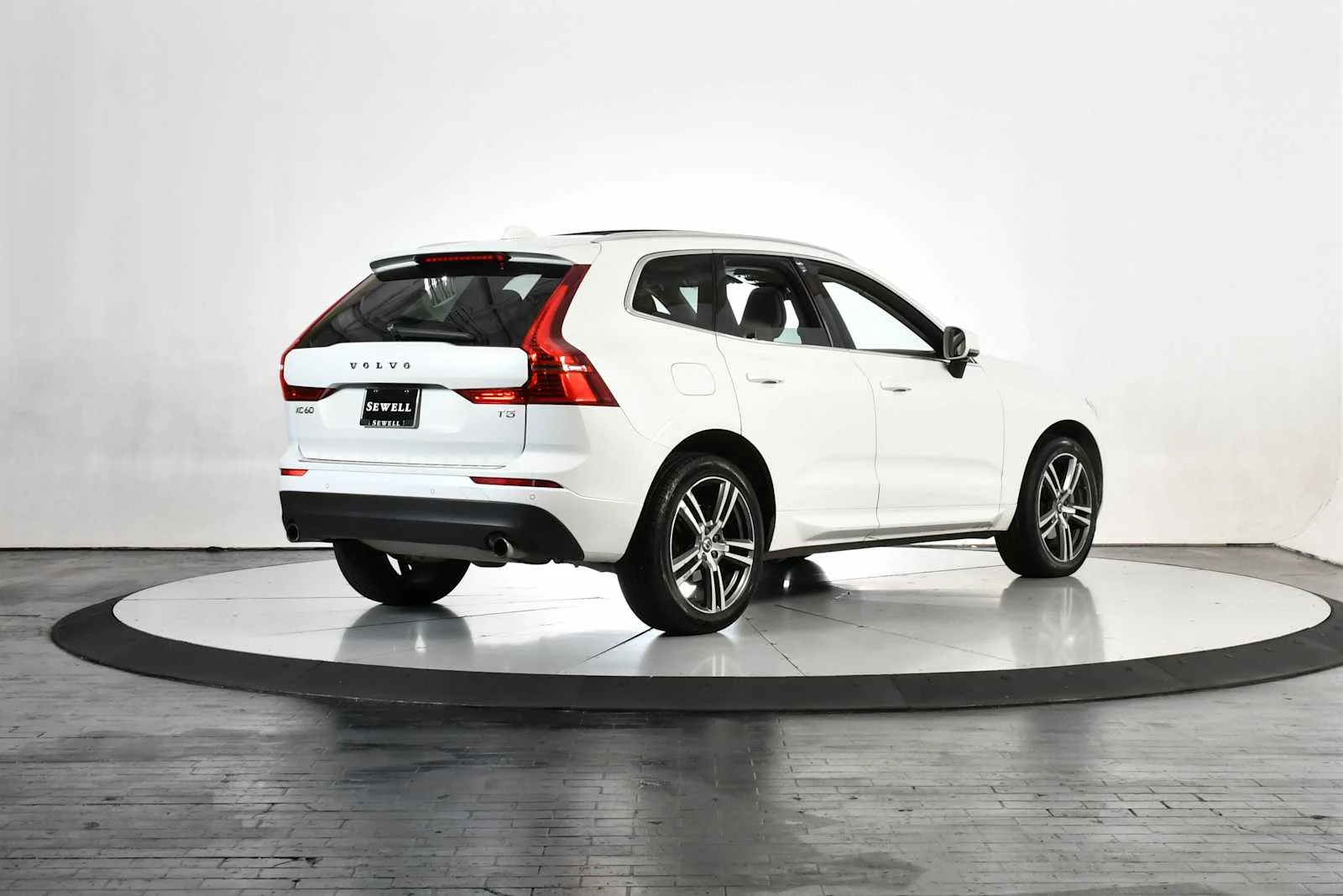 Used 2021 Crystal White Metallic Volvo Momentum image 5