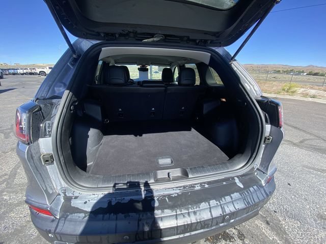 Used 2021 Silver Jeep Altitude 4x4 image 22