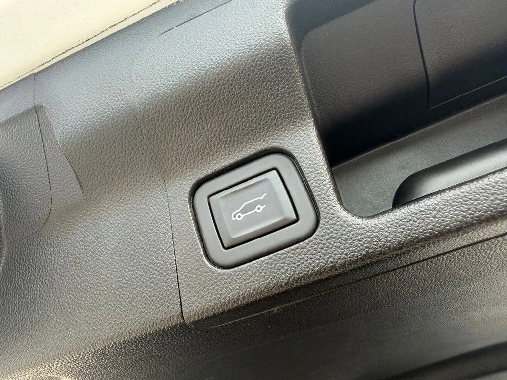 Used 2023 White GMC SLE image 29