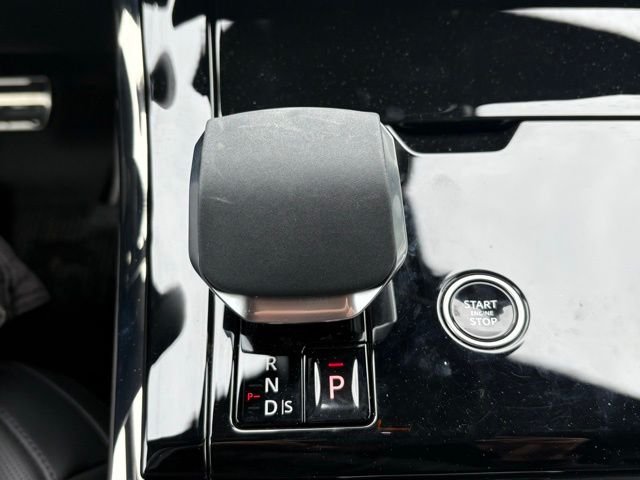 Certified Used 2025 White Land Rover Dynamic SE image 30