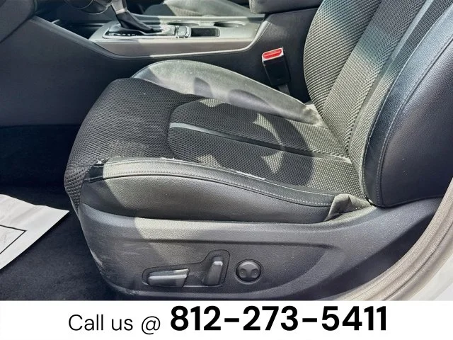 Used 2019 White Kia S image 19