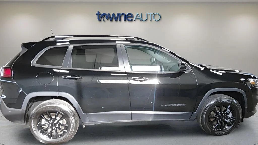 Used 2023 Black Jeep Altitude image 5