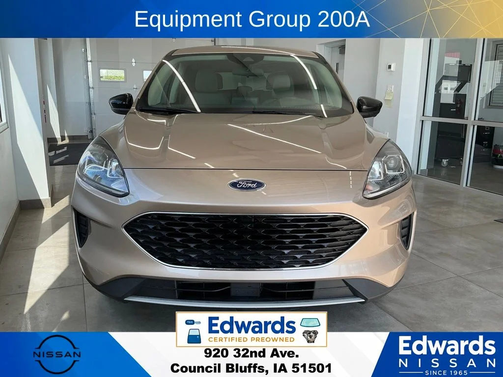 Used 2020 Gold Ford SE image 3