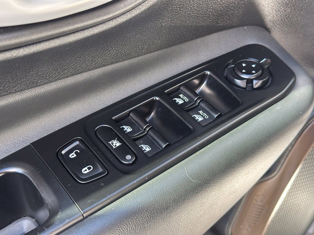 Used 2023 White Jeep Latitude image 11