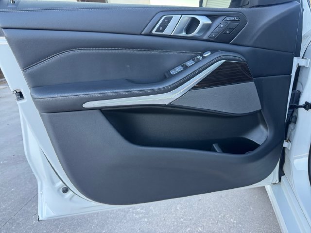 Used 2023 White BMW xDrive40i image 4
