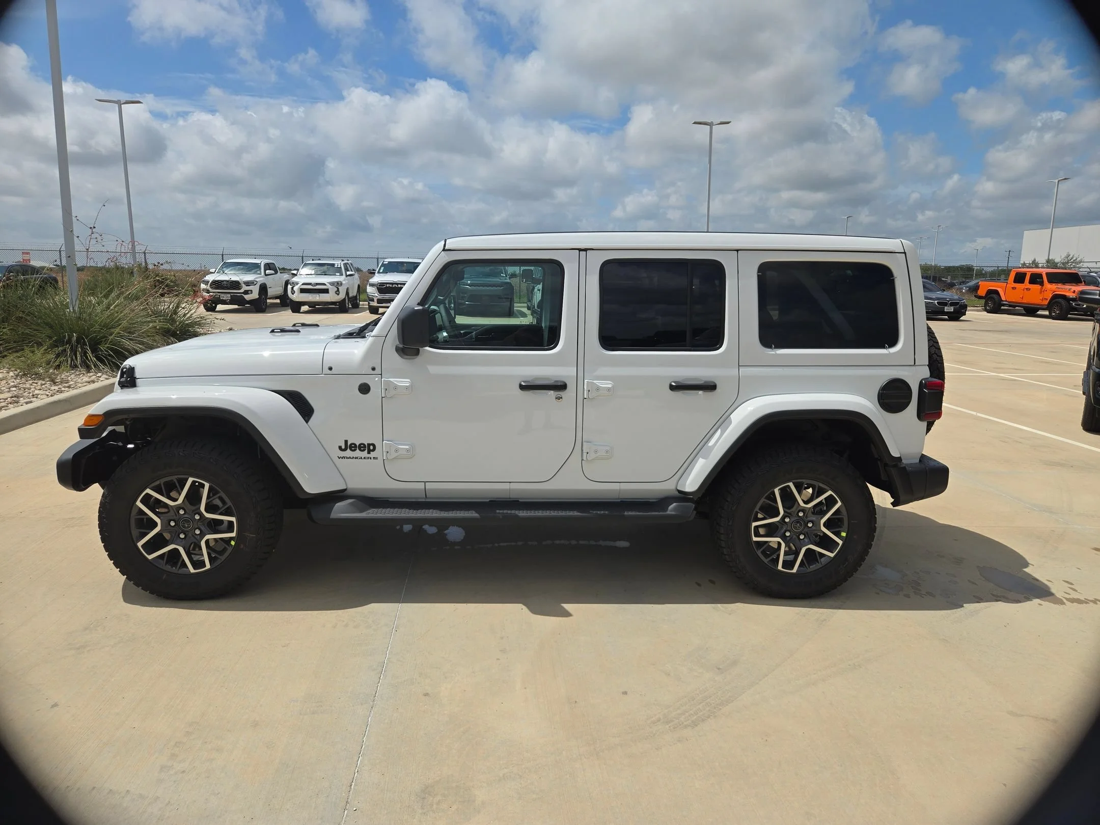 New 2026 Bright White Clear-Coat Exterior Paint Jeep Sahara image 6