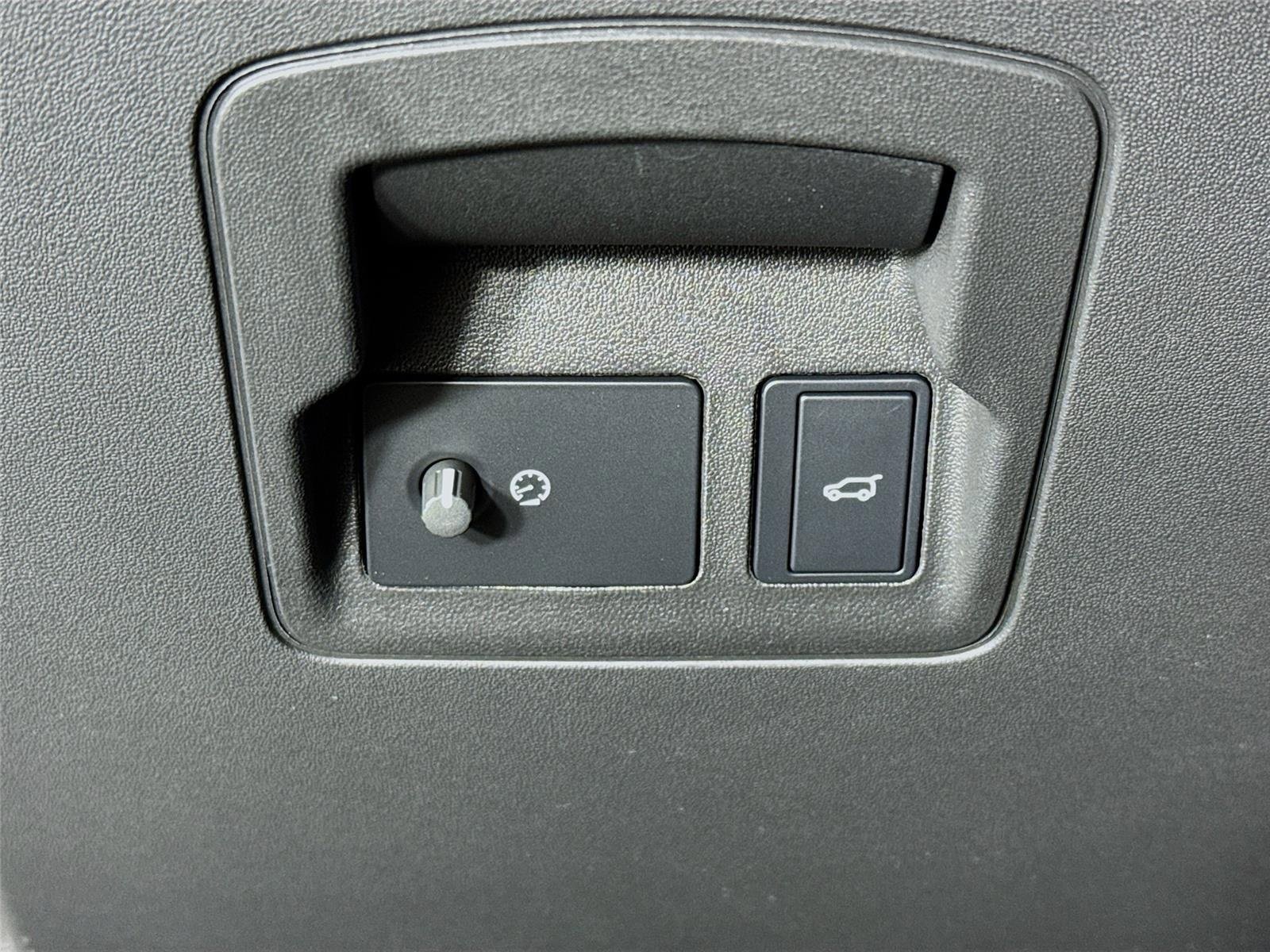 Used 2026 Gray Land Rover Dynamic SE image 10