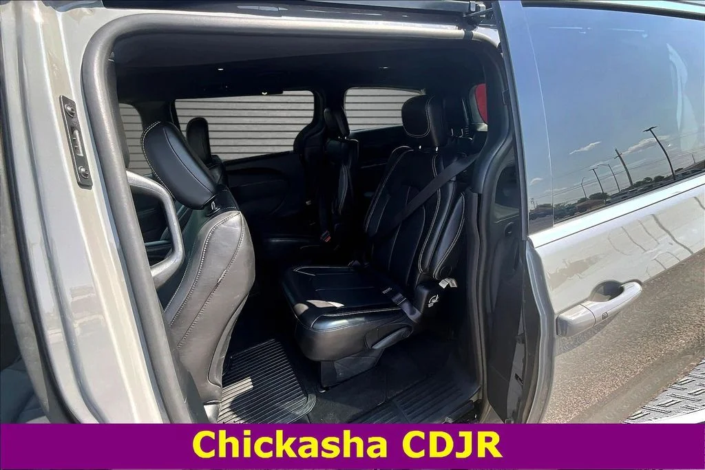 Used 2025 White Chrysler Select image 21