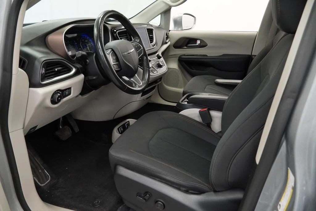 Used 2019 Silver Chrysler Touring Plus image 26