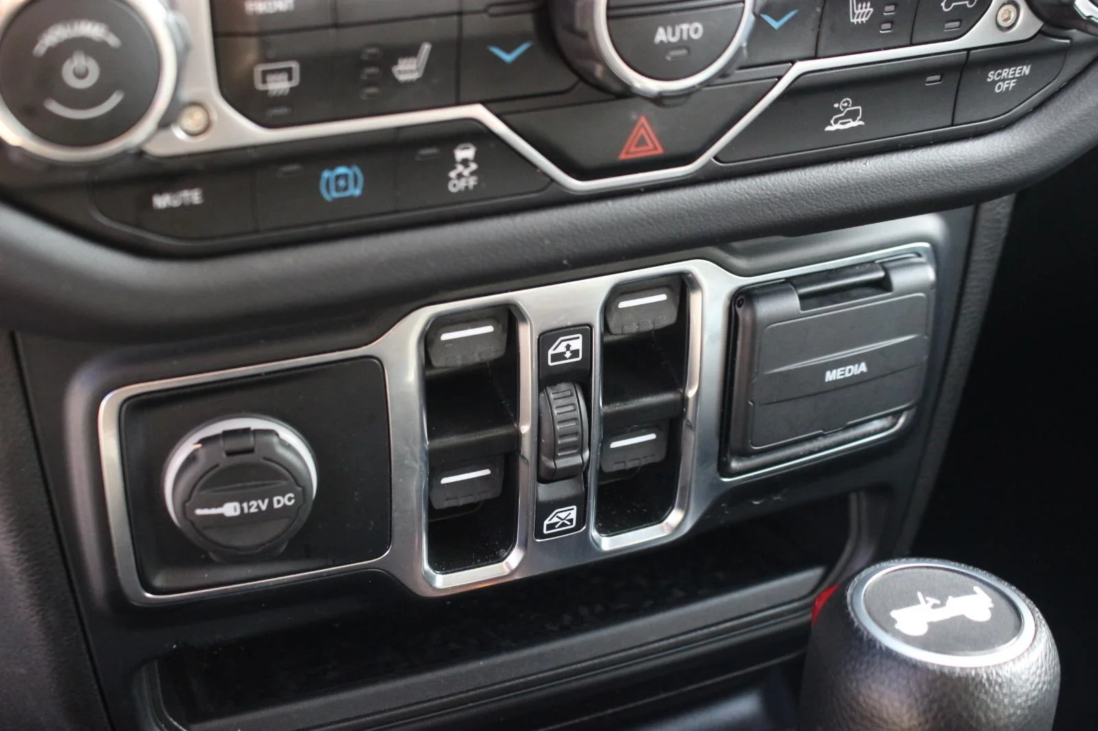Used 2024 Grey Jeep Sahara image 25
