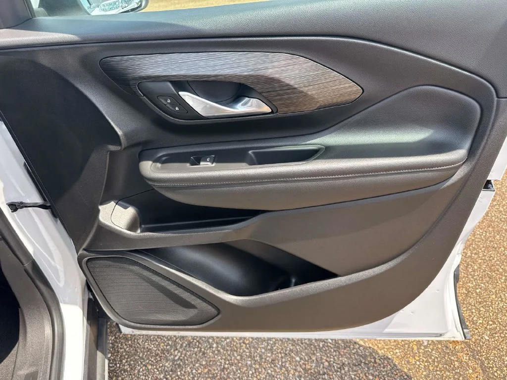 Used 2024 White GMC SLE image 21