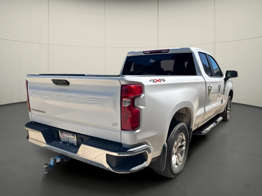 Used 2023 SUMMIT WHITE Chevrolet LT image 3