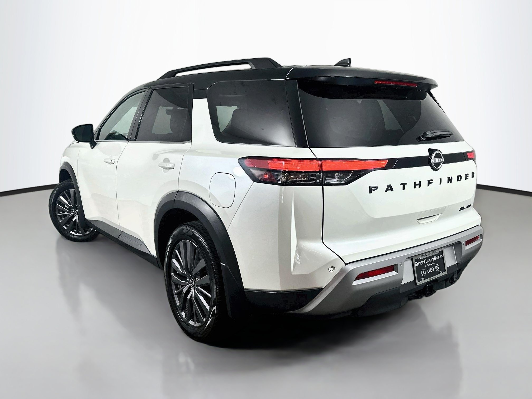 Used 2023 Pearl White Tricoat/Super Black Nissan SL image 6