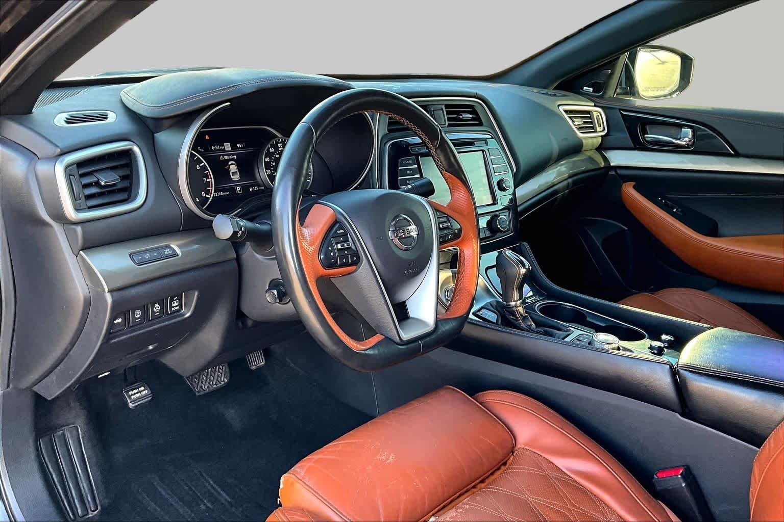 Used 2020 Super Black Nissan Platinum image 17