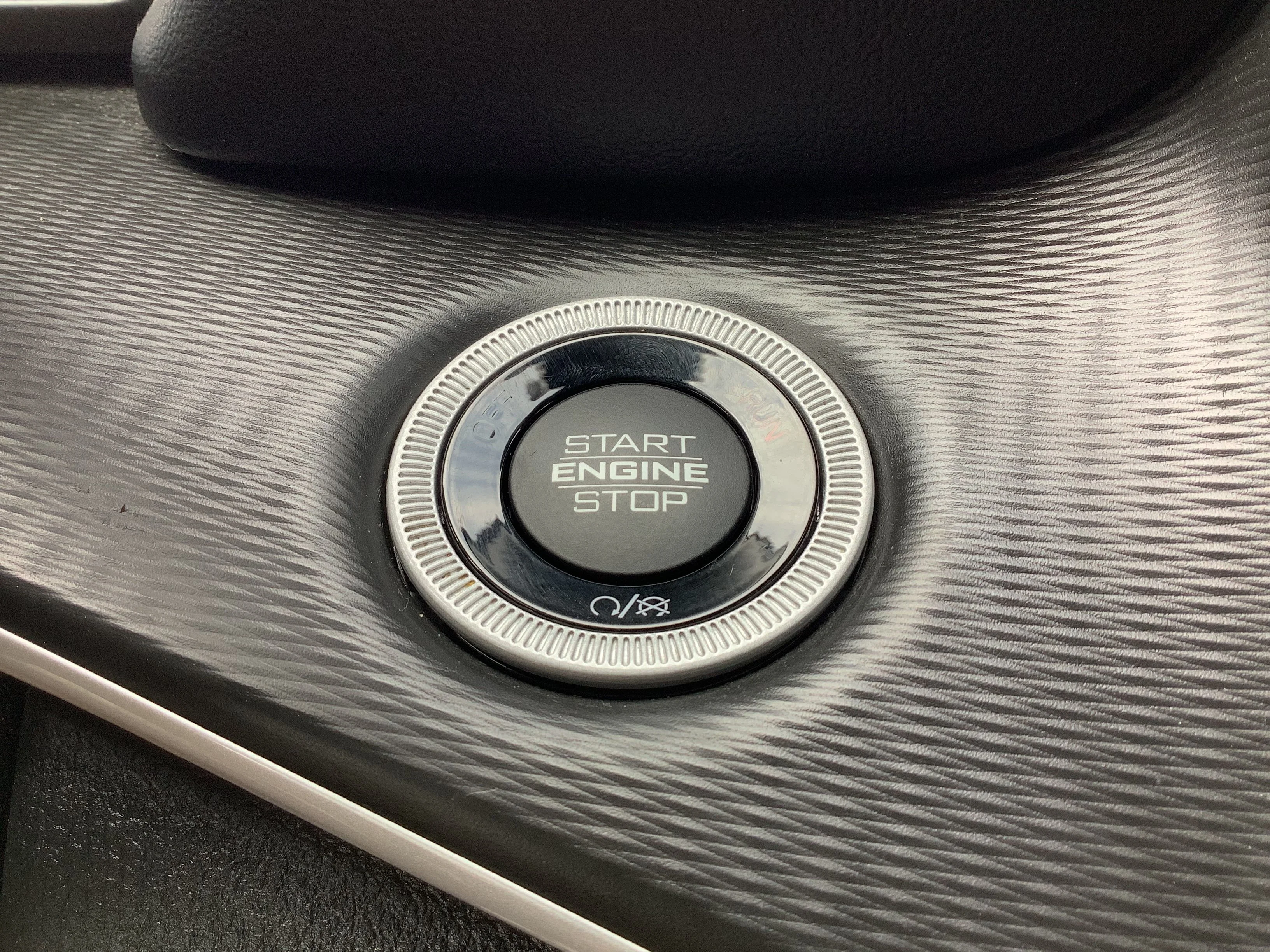 Used 2023 Red Jeep Altitude image 17