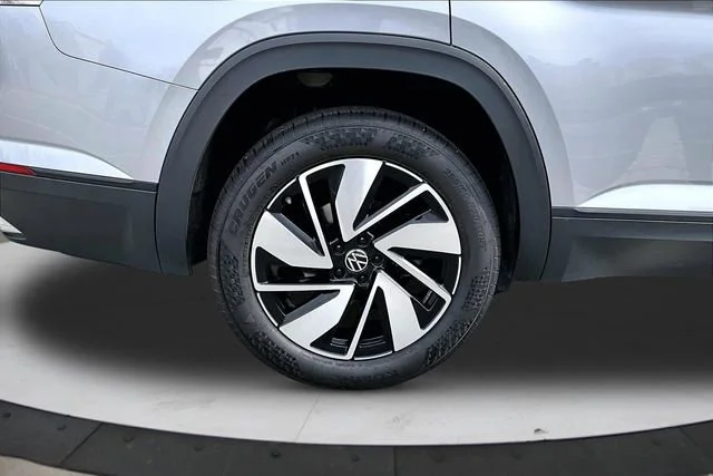 Certified Used 2024  Volkswagen 2.0T SE w/Technology image 40