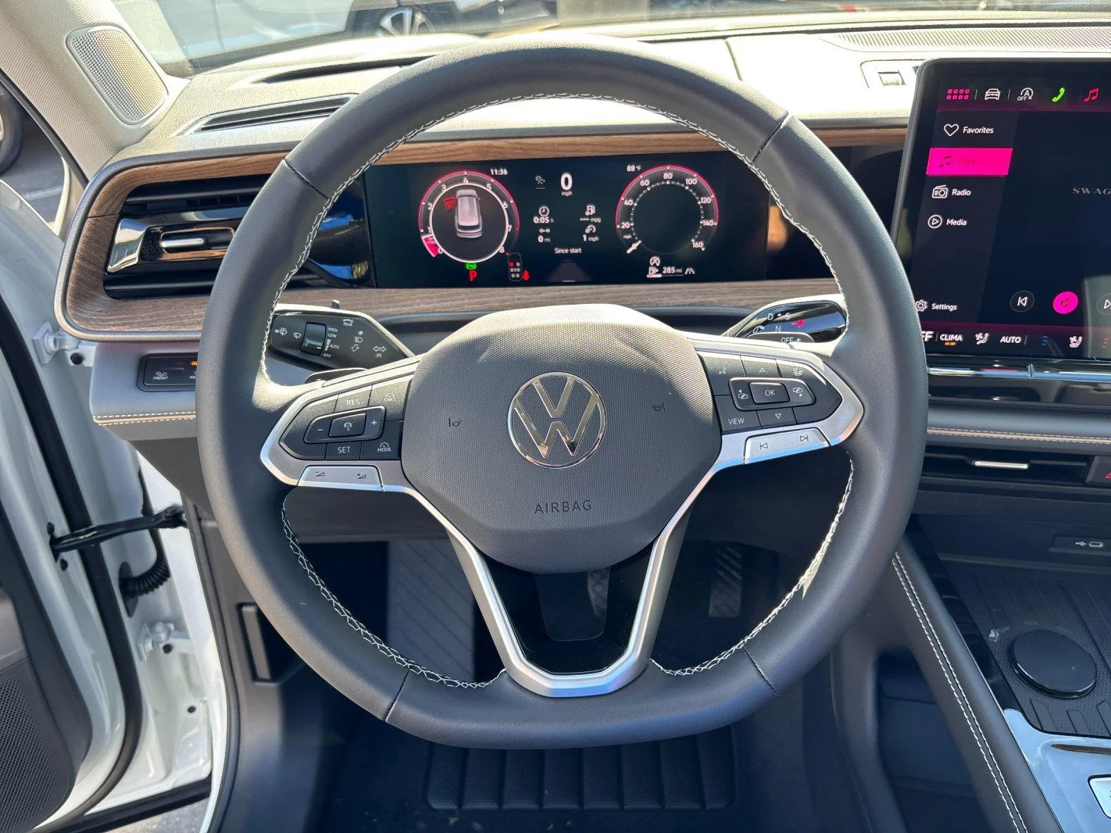 New 2027 Opal White Pearl Volkswagen SE w/Technology image 17