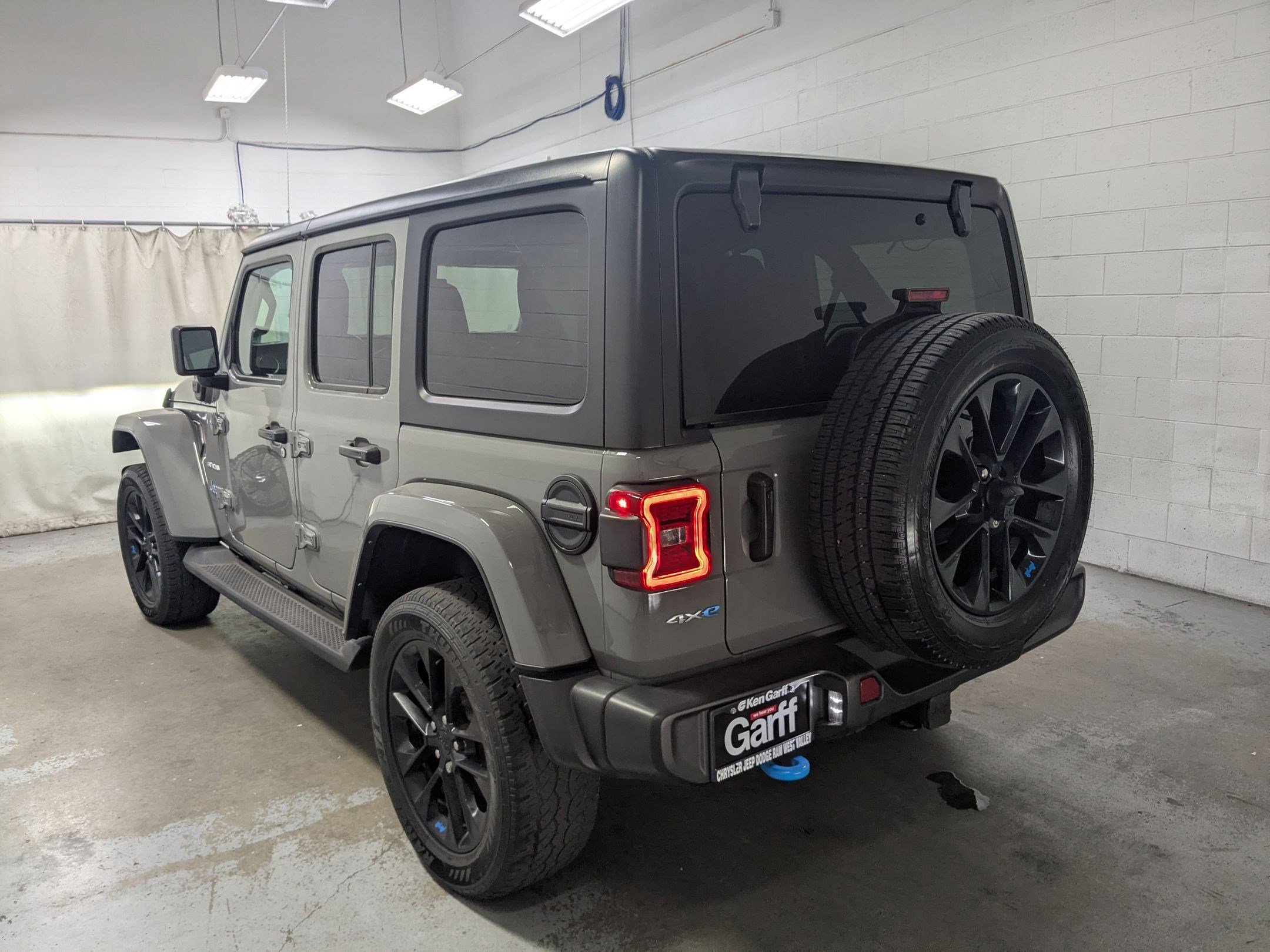 Used 2023 Sting-Gray Clearcoat Jeep Sahara image 7