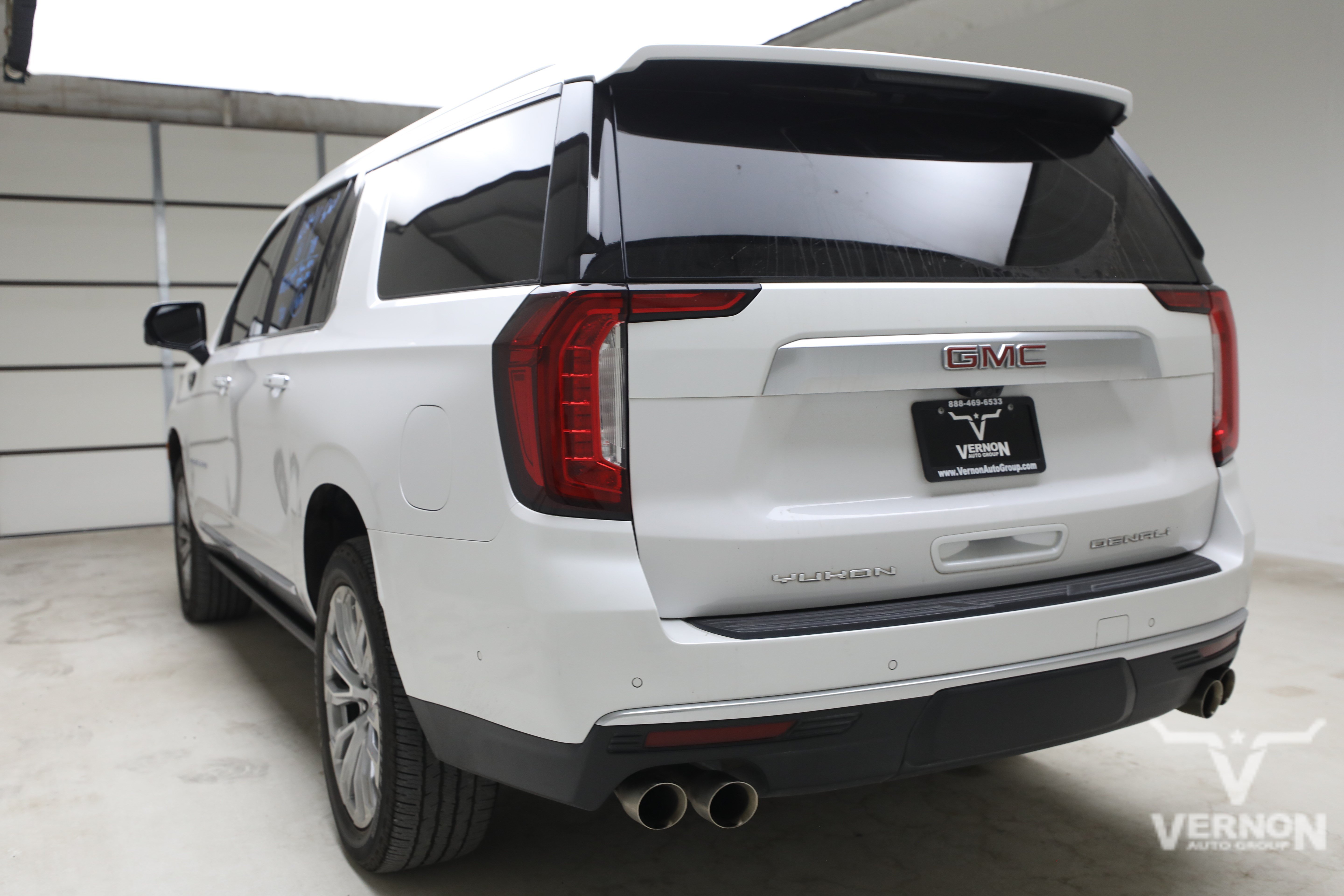 Used 2024 White Frost Tricoat GMC Y image 2