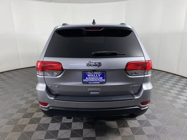 Used 2018 Silver Jeep Laredo E image 8