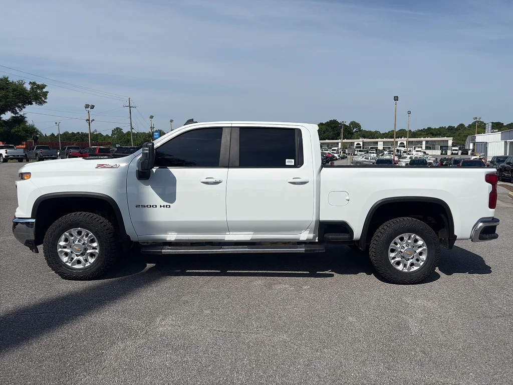 Used 2025 Summit White Chevrolet  image 3