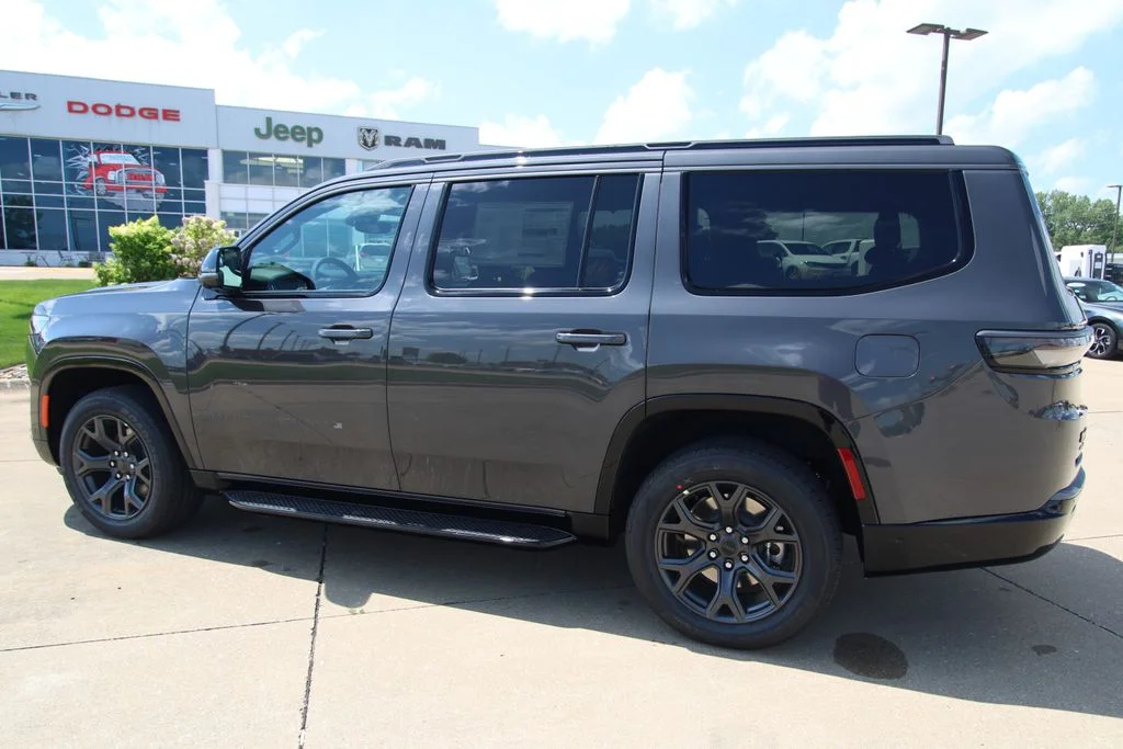 New 2026 Baltic-Gray Metallic Clear-Coat Exterior Paint Jeep Limited Altitude image 18
